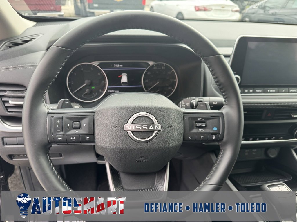 Used 2025 Nissan Rogue SV image 9