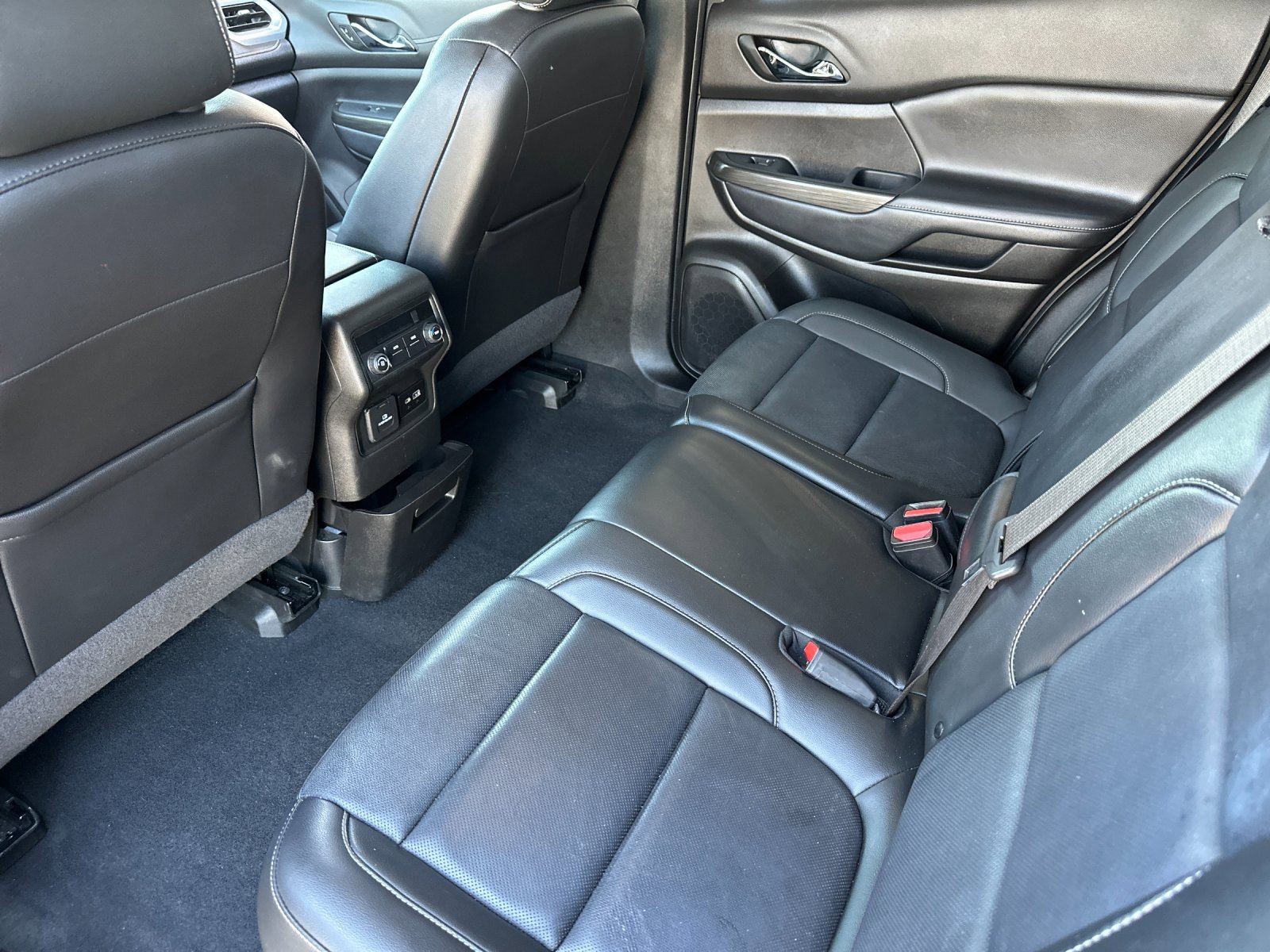 Used 2023 GMC Acadia SLT image 11