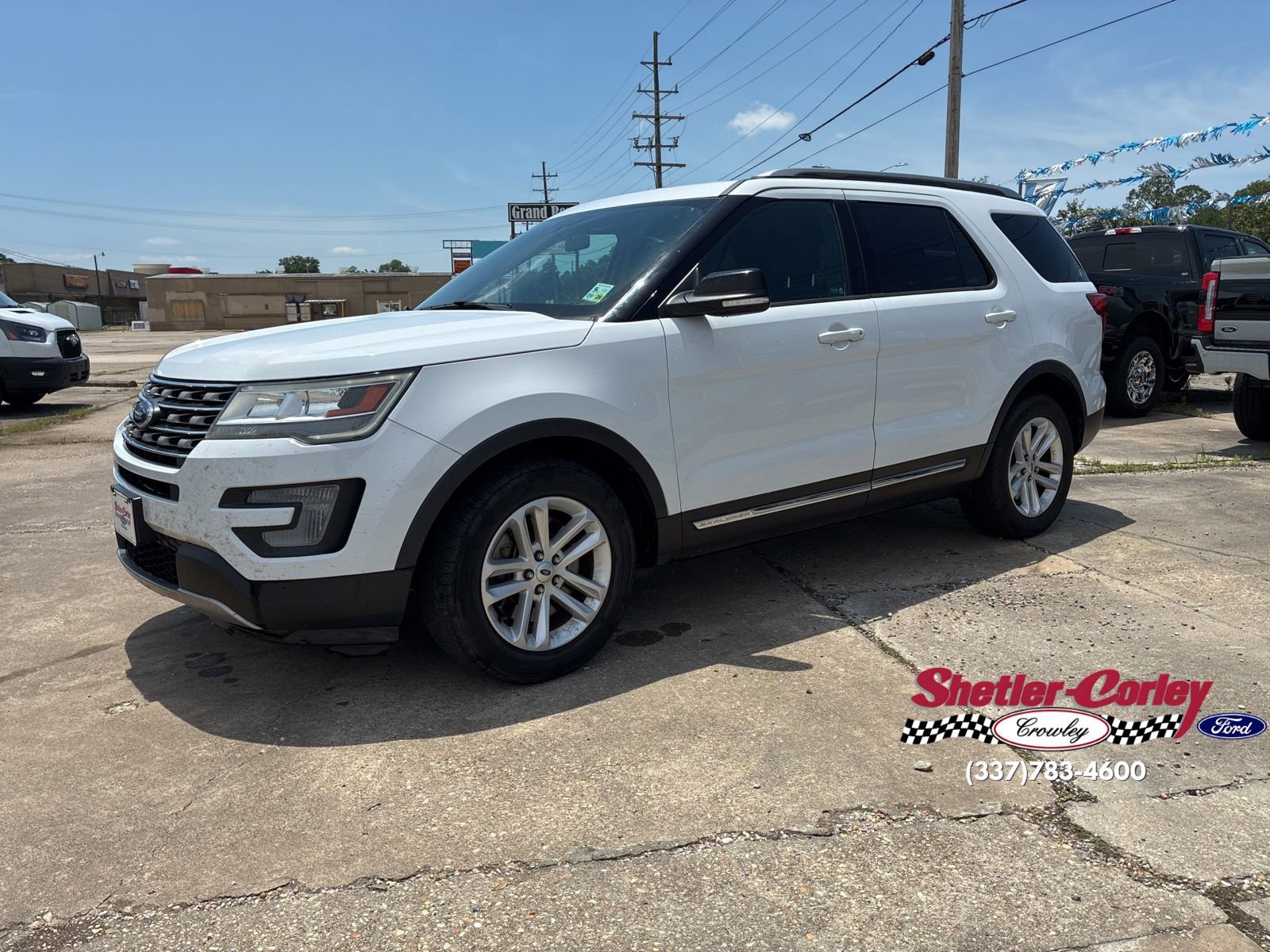 Used 2017 Ford Explorer XLT FWD image 2
