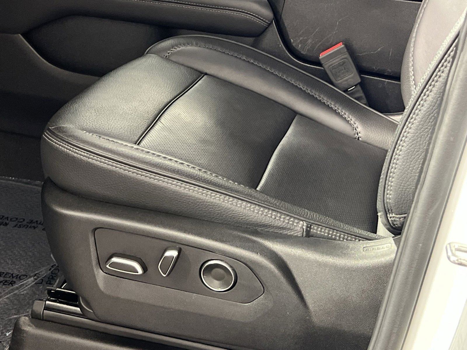 Used 2025 GMC Yukon XL Denali image 13