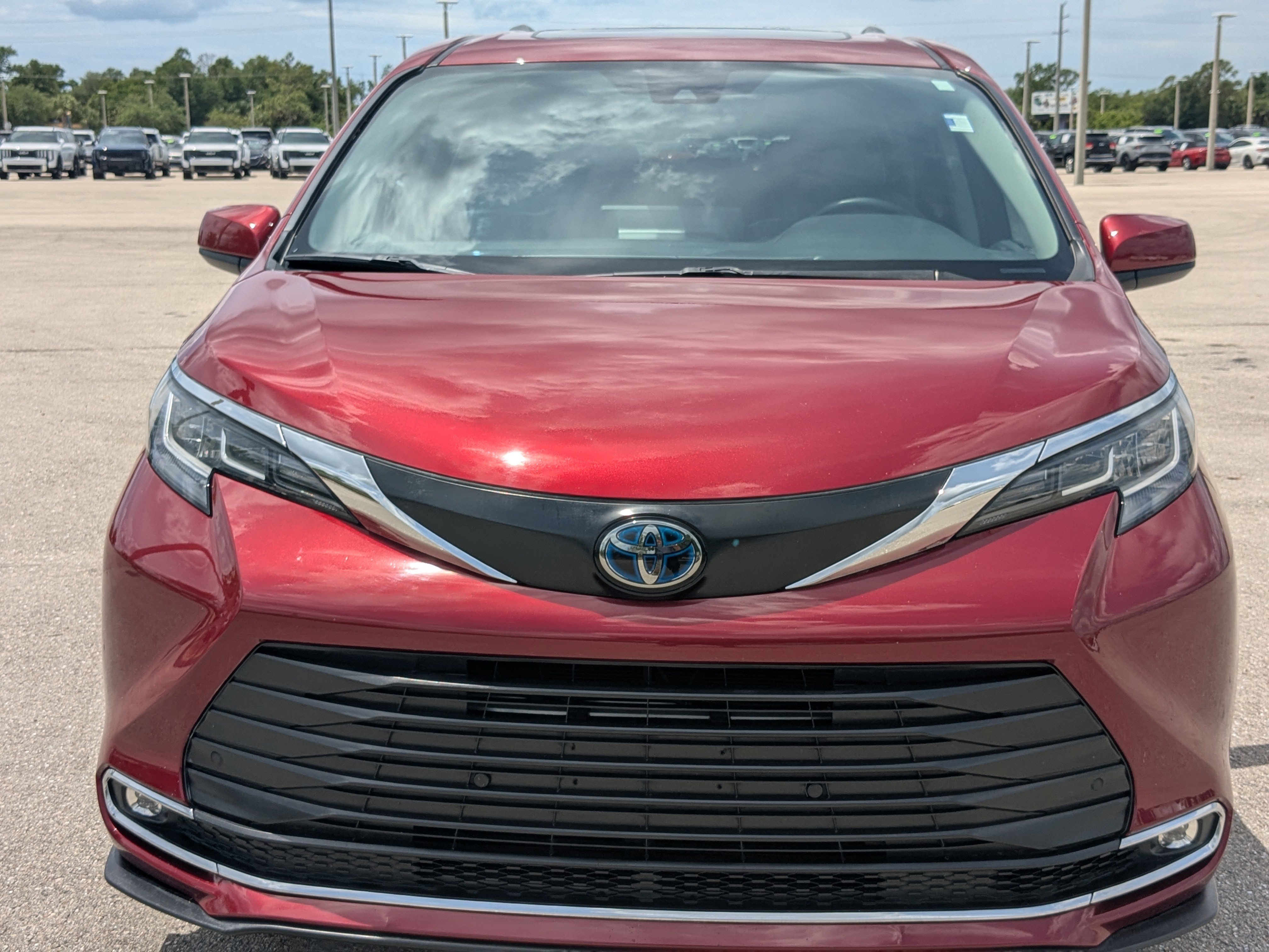 Used 2022 Toyota Sienna XLE FWD image 3