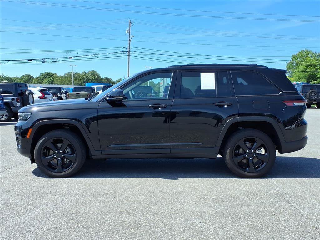 Used 2024 Jeep Grand Cherokee Altitude AWD/4WD image 4