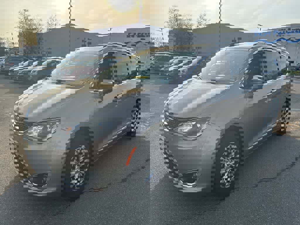 Used 2018 Chrysler Pacifica Touring-L w/ Advanced Safetytec Group image 6