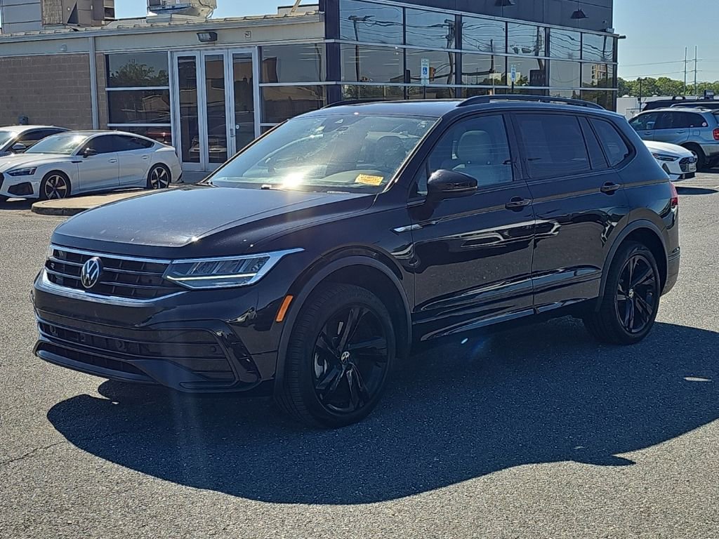 Used 2024 Volkswagen Tiguan SE R-Line AWD/4WD image 16
