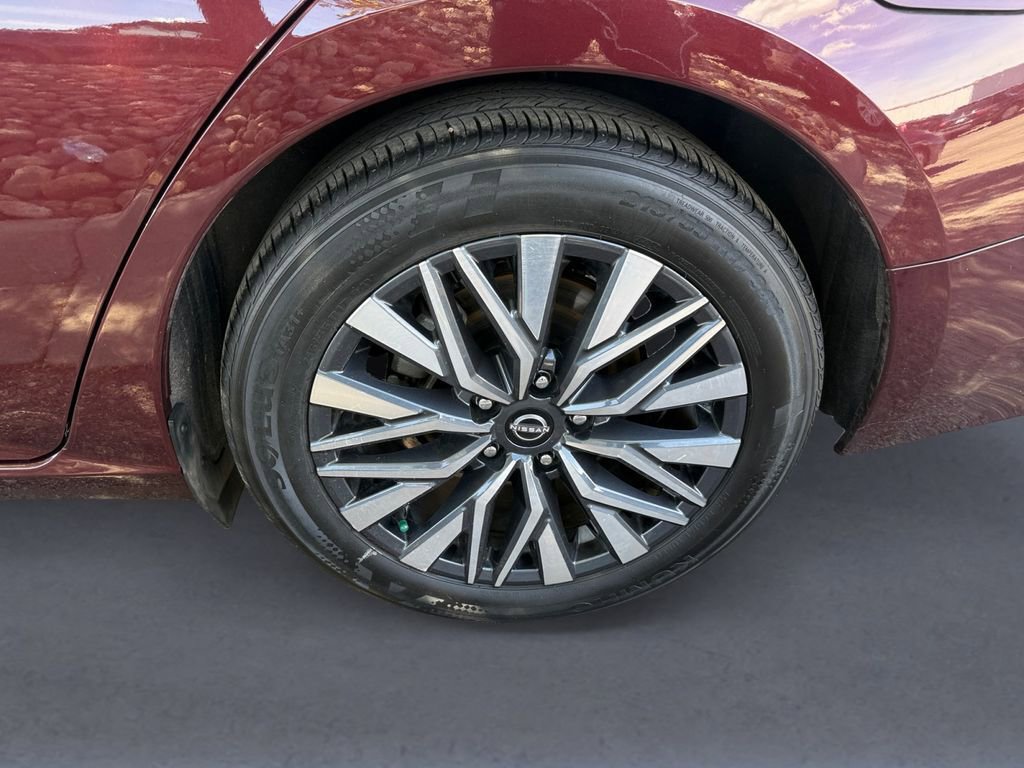 Used 2025 Nissan Altima 2.5 SV FWD image 14