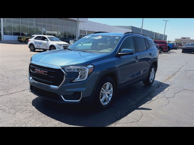 Used 2024 GMC Terrain SLE w/ Driver Convenience Package FWD image 4