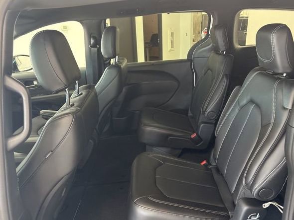 New 2026 Chrysler Pacifica Select image 17