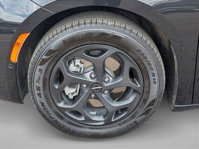 Used 2021 Chrysler Pacifica Limited w/ Uconnect Theater Family Group image 9