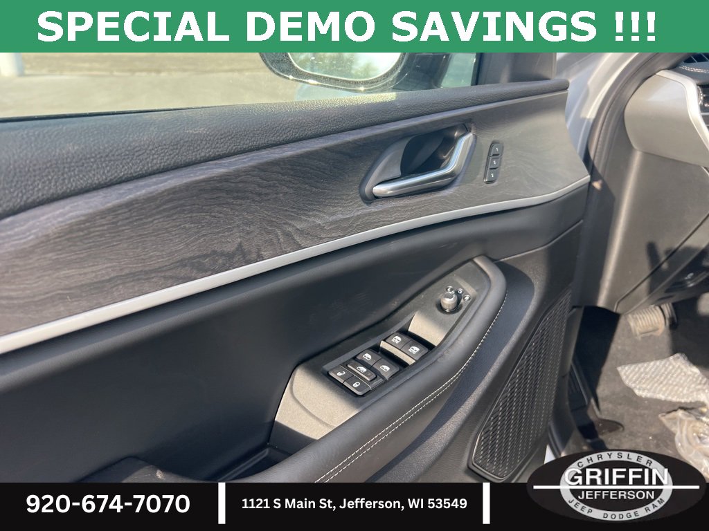 New 2025 Jeep Grand Cherokee Limited w/ Luxury Tech Group II image 17