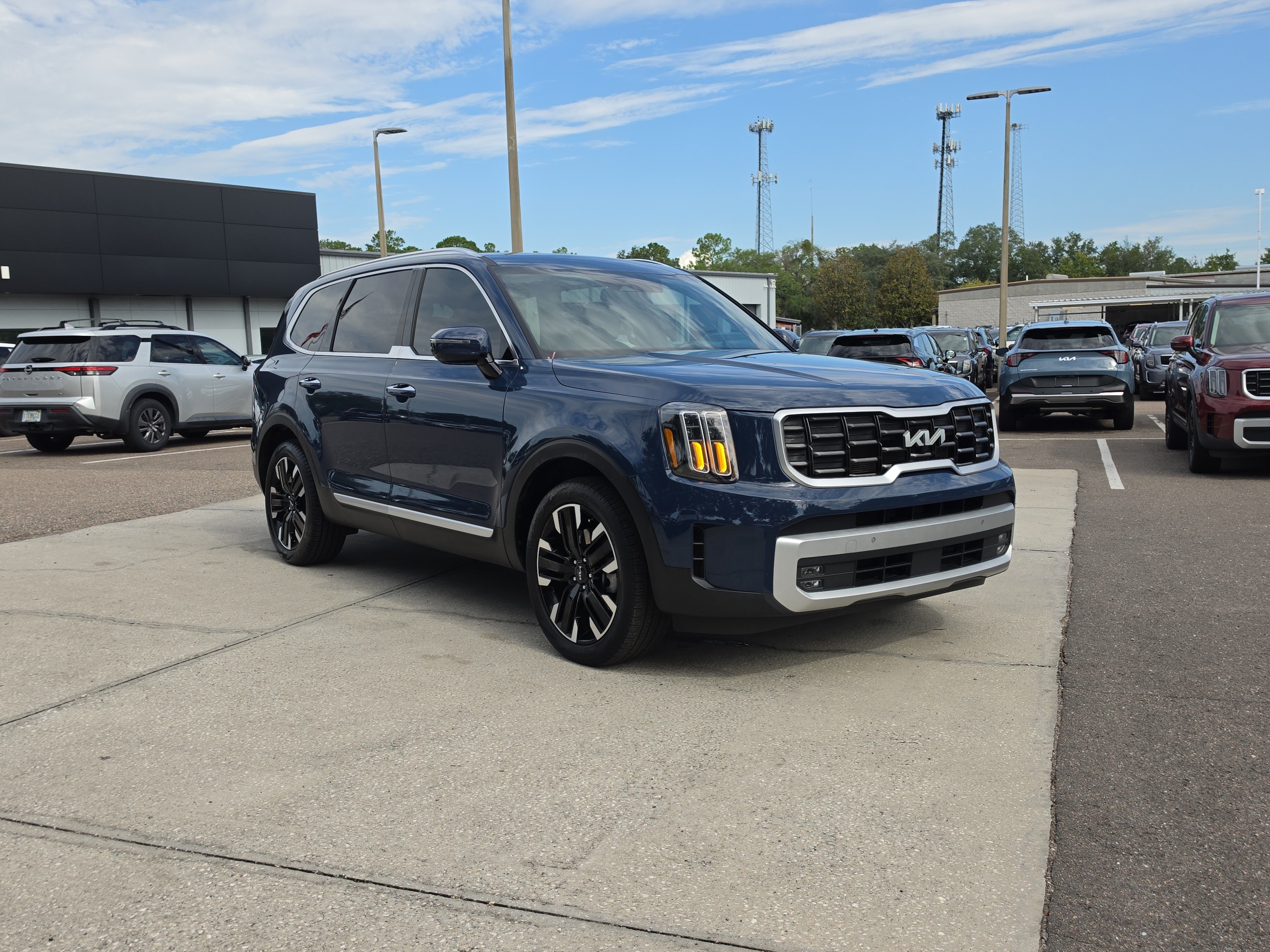 Used 2024 Kia Telluride SX w/ Towing Package FWD image 2