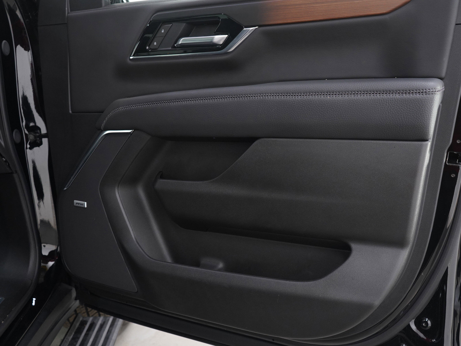 Used 2025 GMC Yukon Denali w/ Sun & Power Step Package image 9