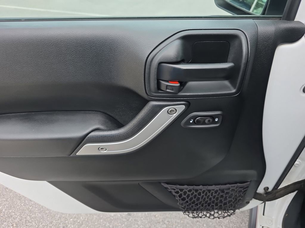 Used 2017 Jeep Wrangler Unlimited Rubicon w/ Connectivity Group image 18