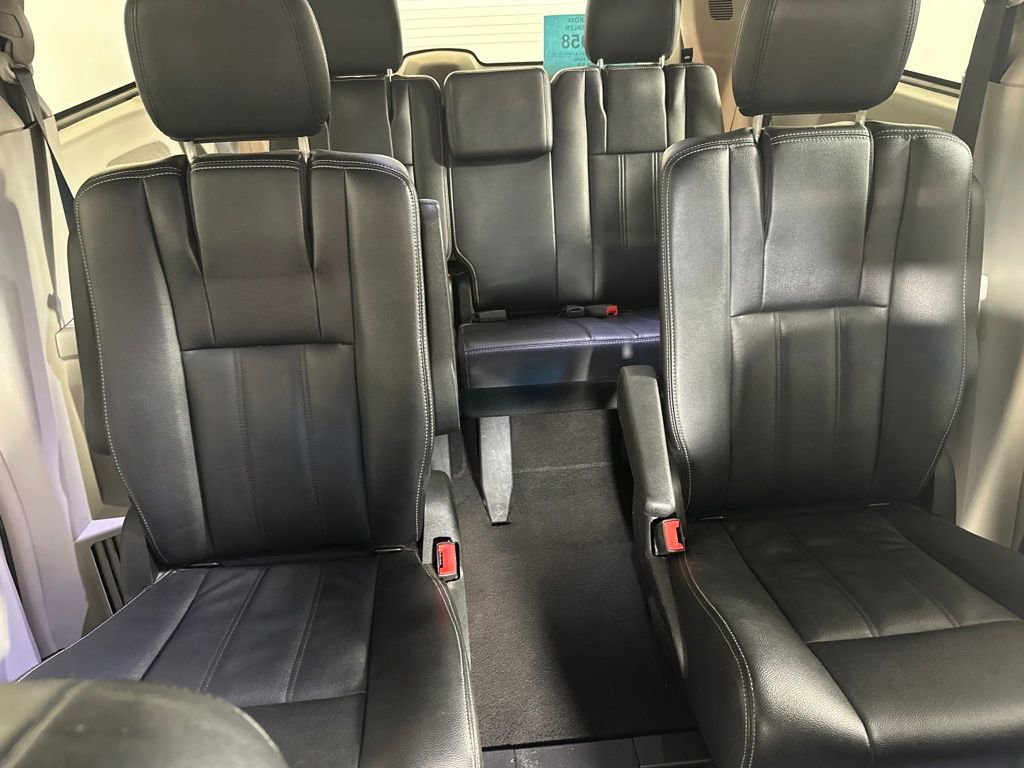 Used 2016 Chrysler Town & Country Touring image 25