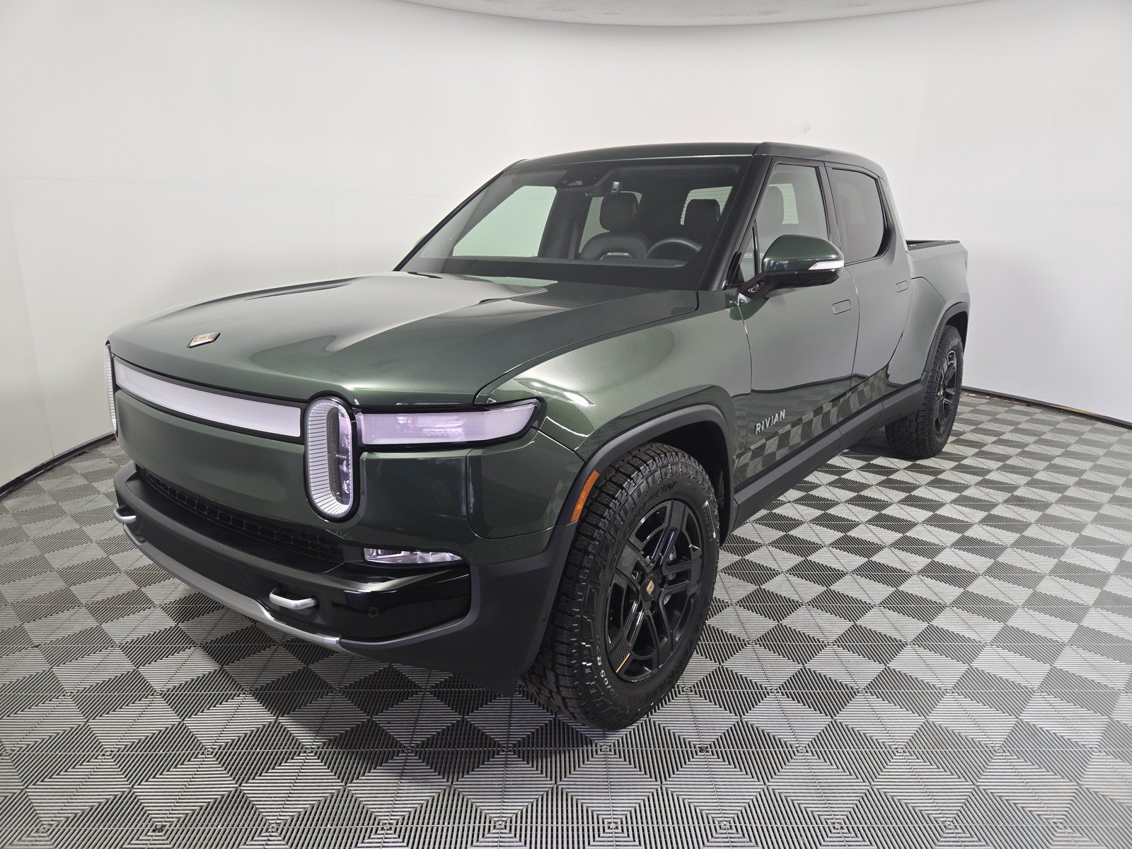 Used 2024 Rivian R1T Adventure AWD/4WD image 1