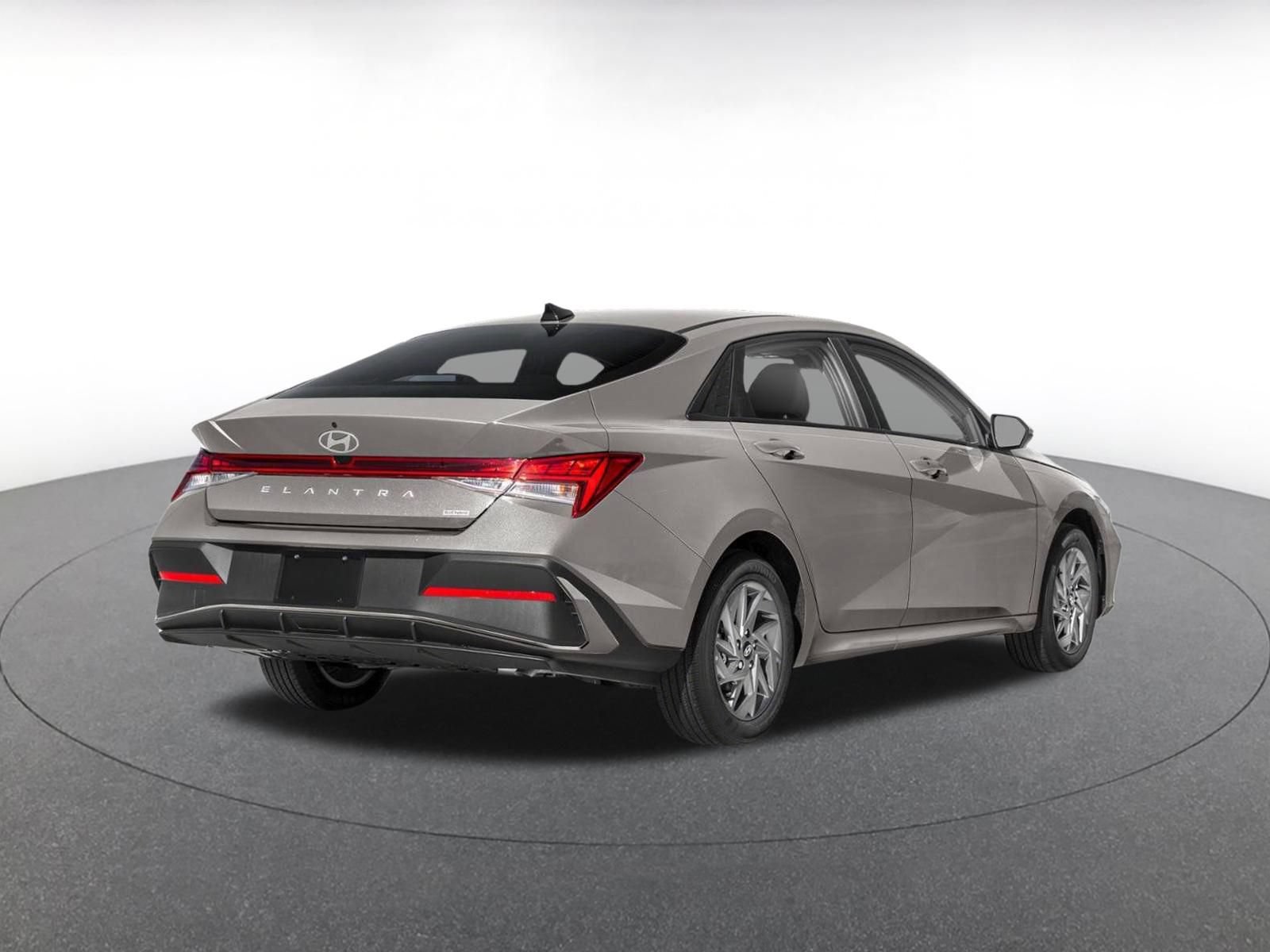 Used 2026 Hyundai Elantra Hybrid FWD image 5