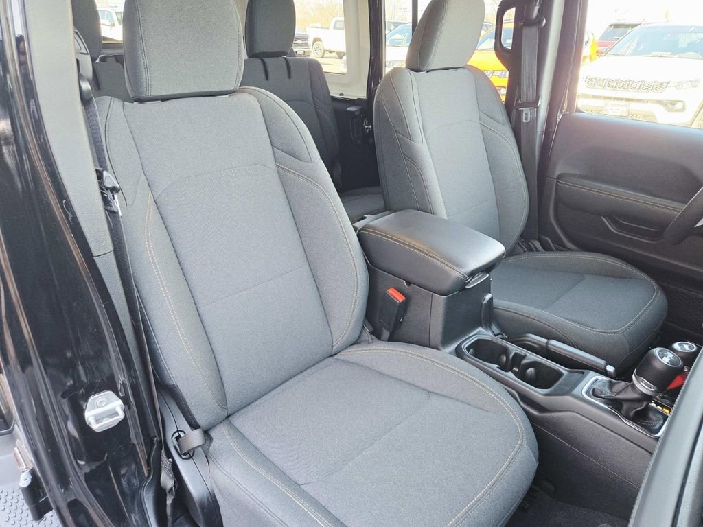 Used 2025 Jeep Wrangler Unlimited Sahara image 16
