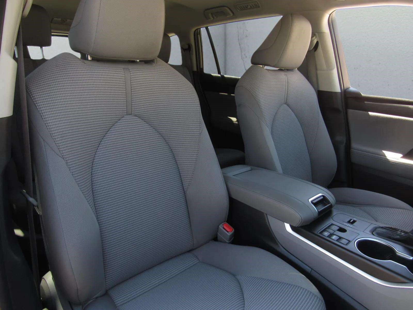 Used 2023 Toyota Highlander LE FWD image 10