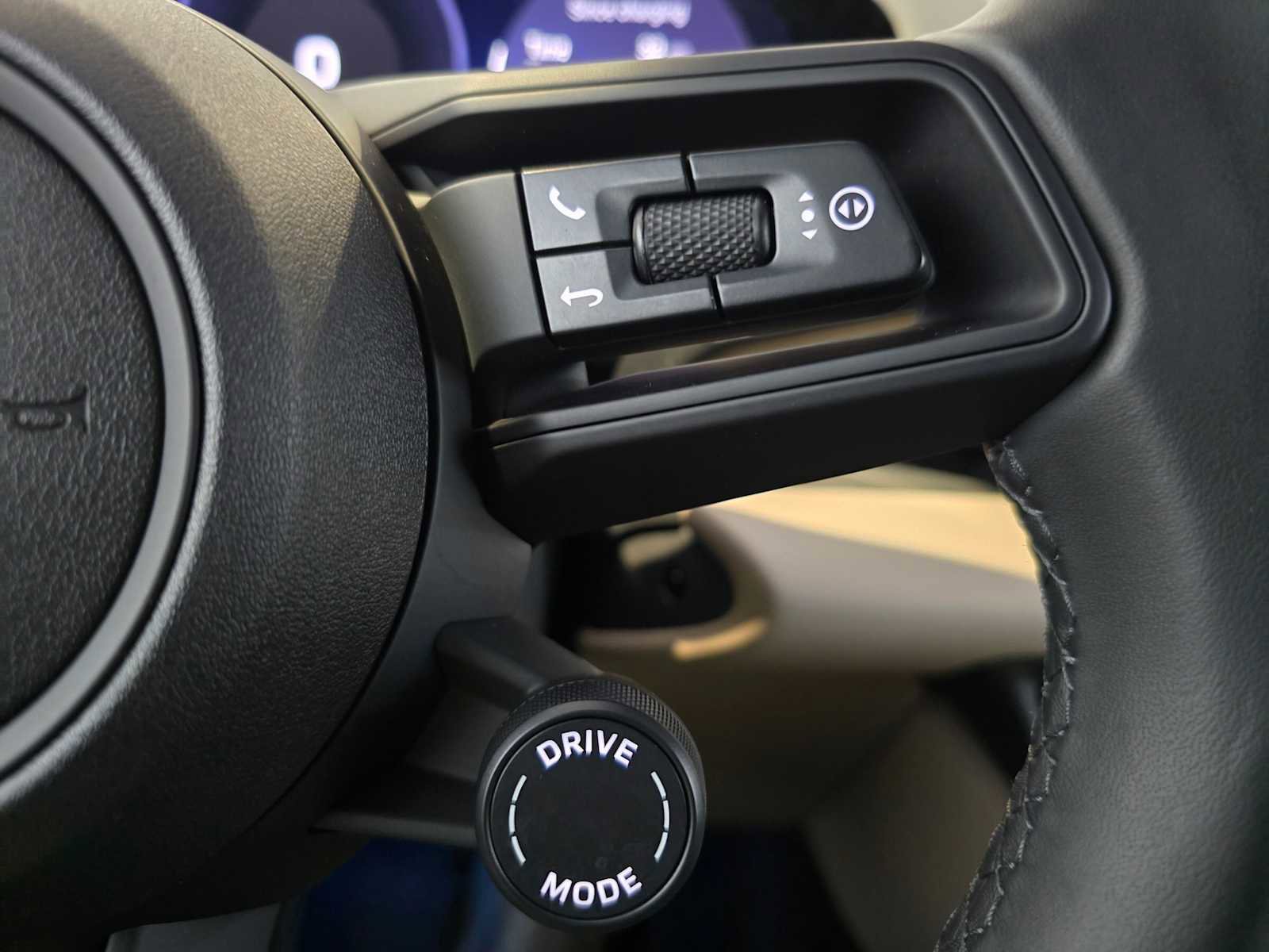 Used 2025 Porsche Macan Electric image 34