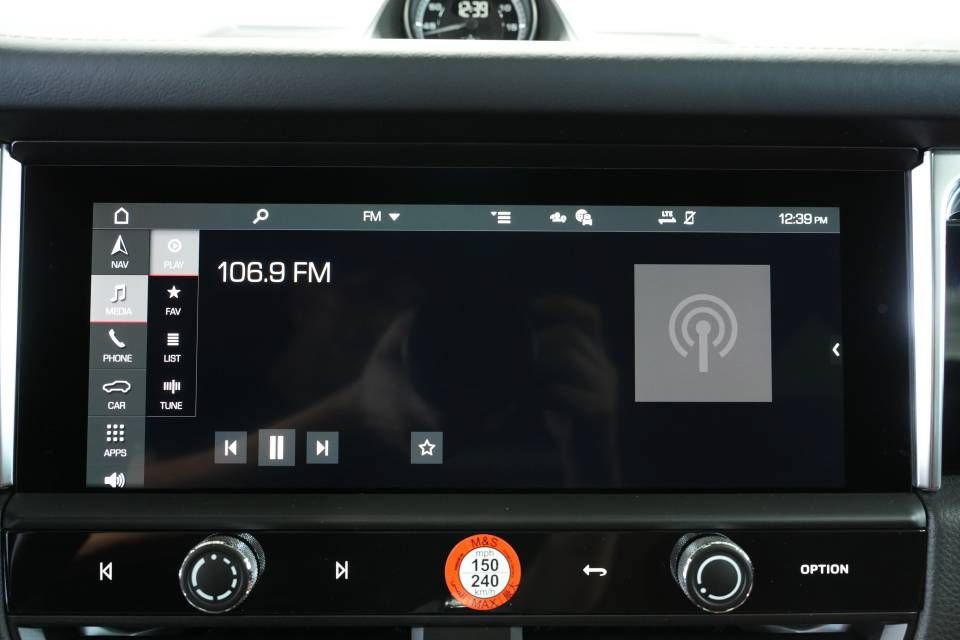 Certified 2025 Porsche Macan AWD/4WD image 18