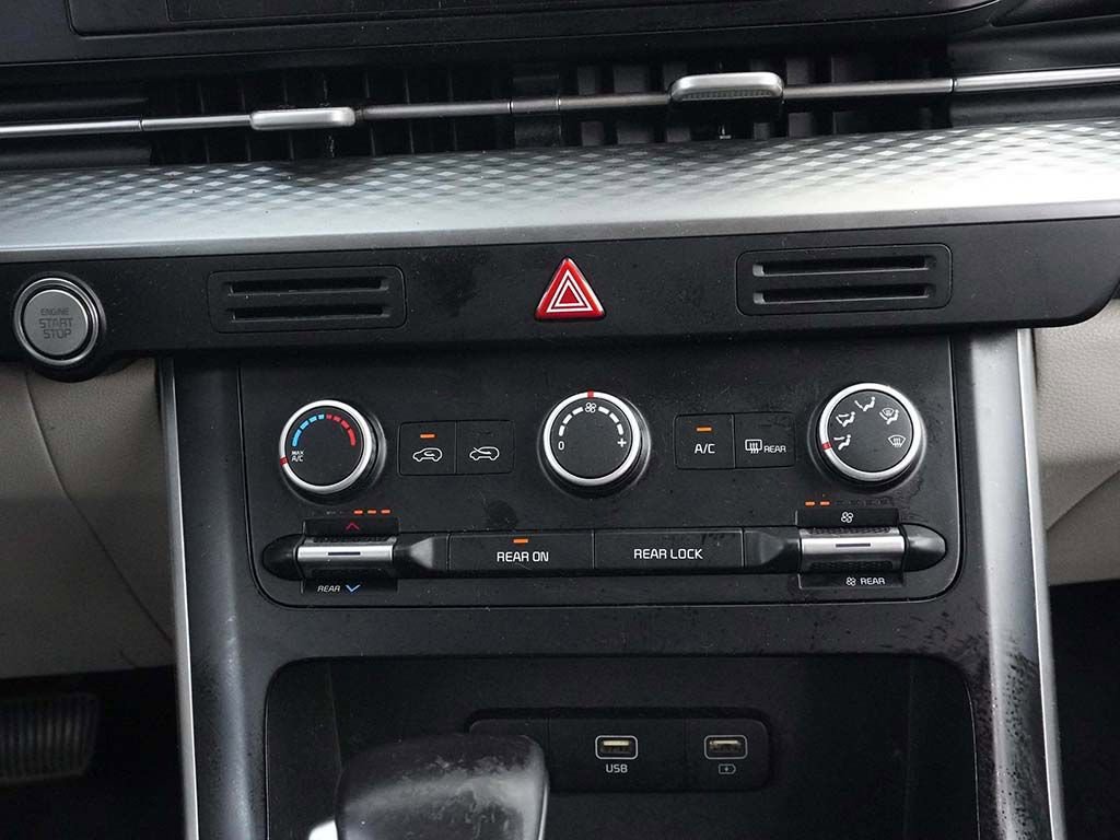 Used 2023 Kia Carnival LX image 39