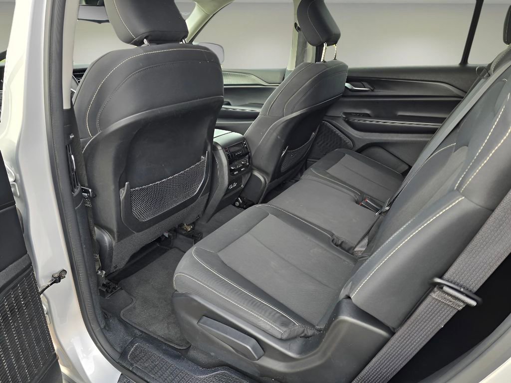 Used 2023 Jeep Grand Cherokee L Laredo image 16