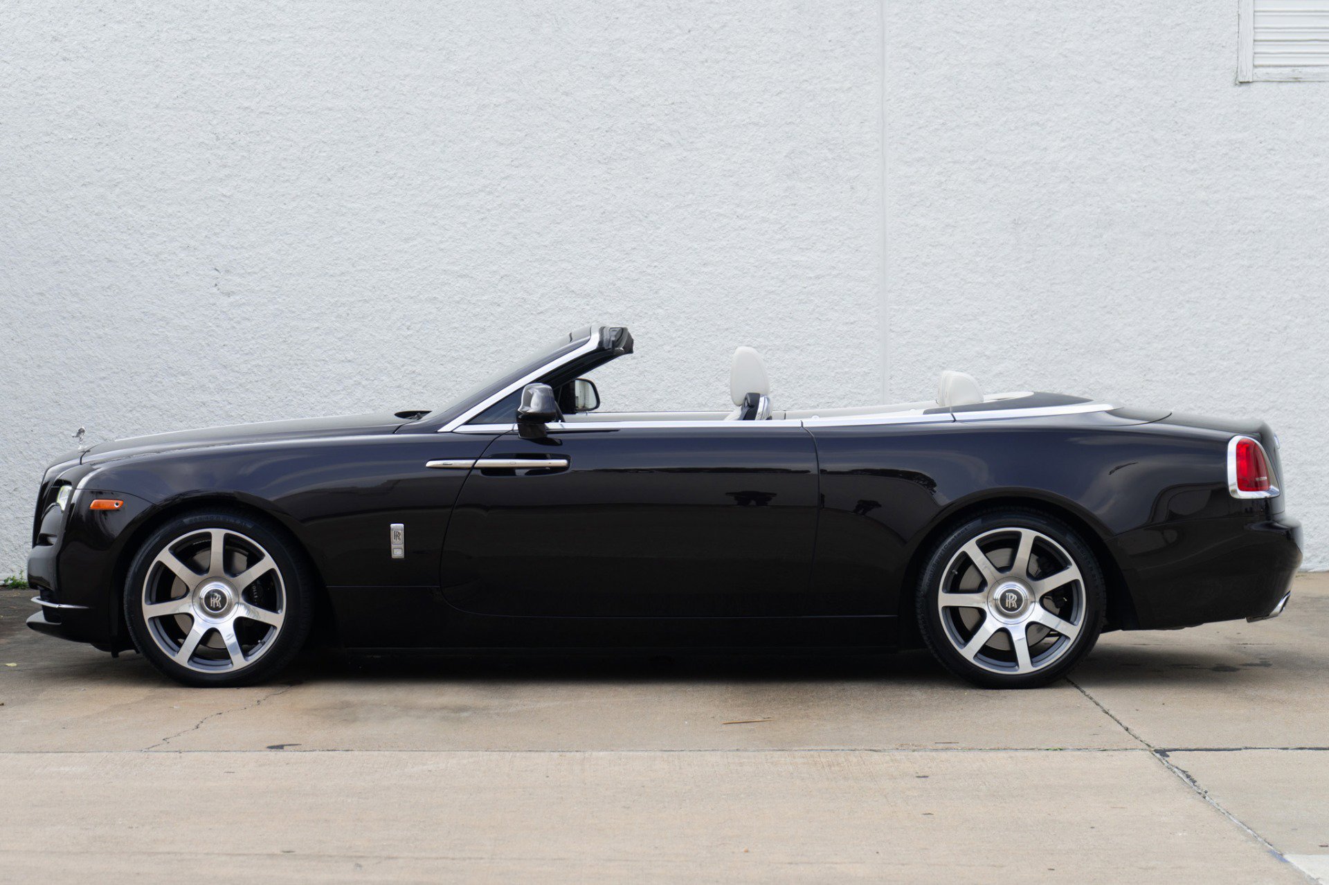 Used 2017 Rolls-Royce Dawn image 4