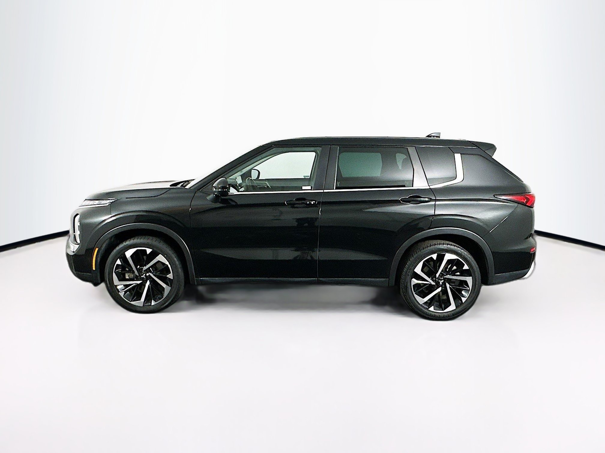 Used 2023 Mitsubishi Outlander SE FWD image 4