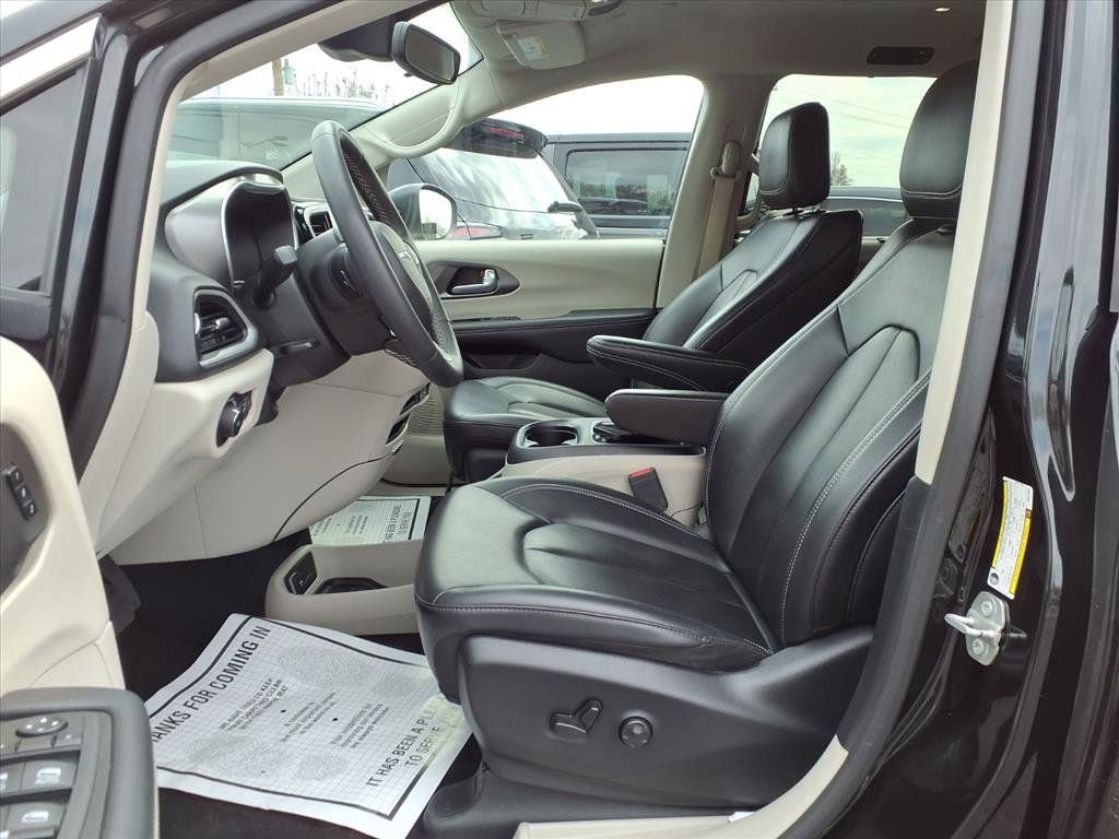 Used 2023 Chrysler Pacifica Touring-L image 19