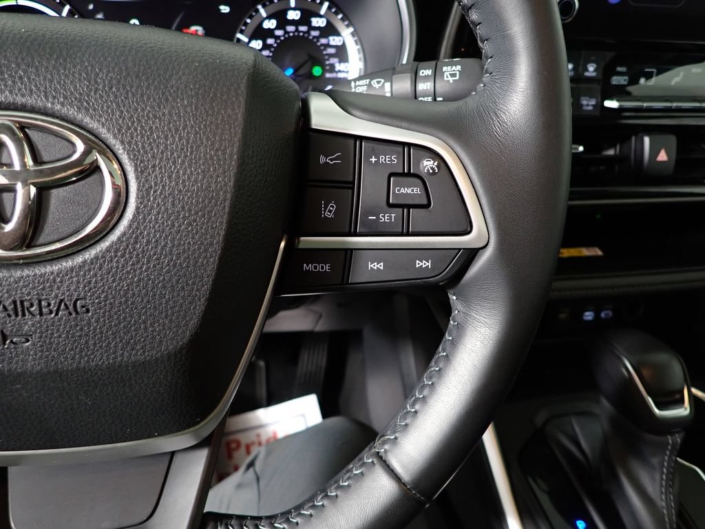 Used 2023 Toyota Highlander XLE AWD/4WD image 27
