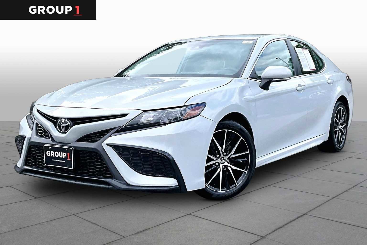 Used 2024 Toyota Camry SE FWD image 1