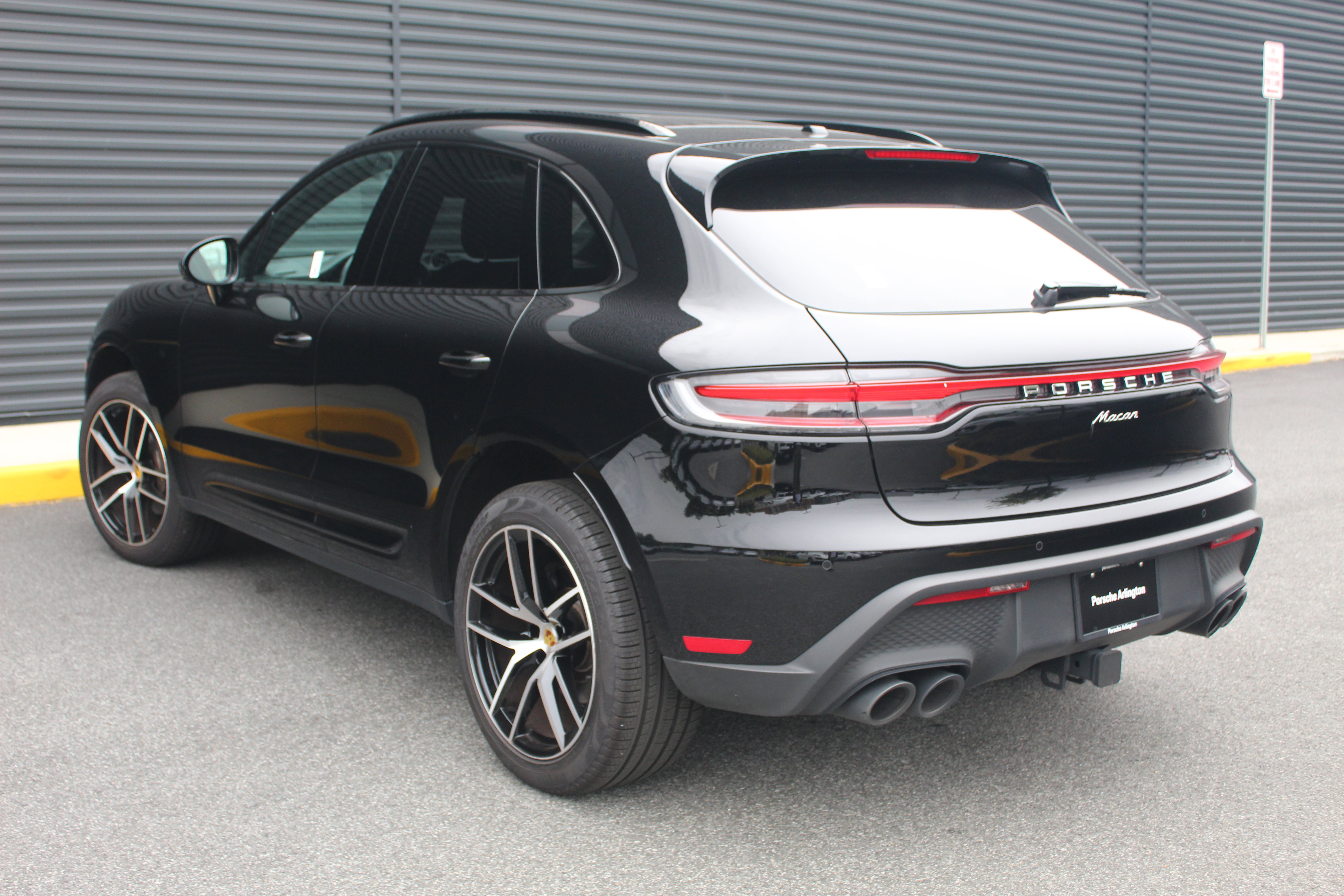 Certified 2025 Porsche Macan image 3