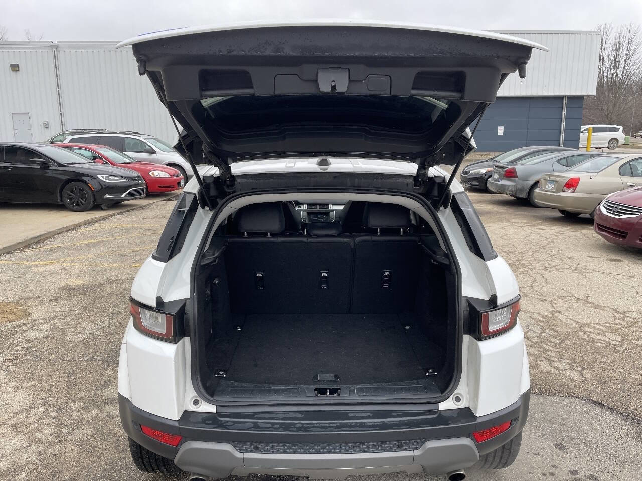 Used 2019 Land Rover Range Rover Evoque SE Premium image 26
