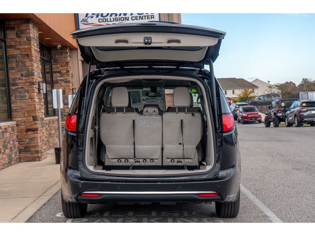 Used 2019 Chrysler Pacifica Touring-L image 27