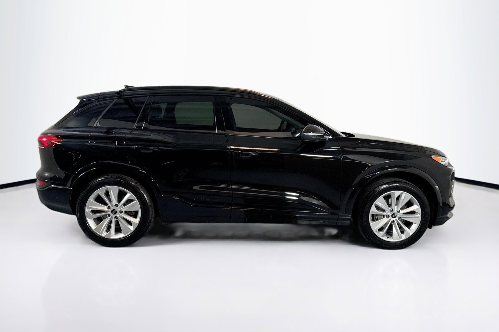Used 2025 Audi Q6 e-tron Premium w/ Convenience Package image 4