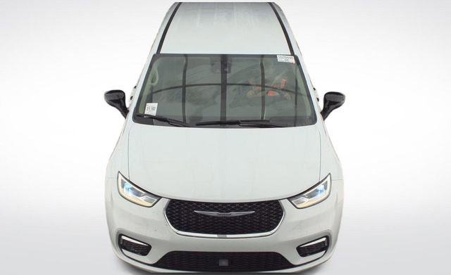 Used 2024 Chrysler Pacifica Touring-L image 2