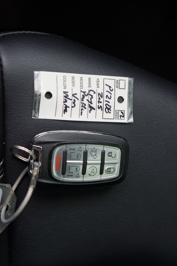 Used 2025 Chrysler Pacifica Select FWD image 32