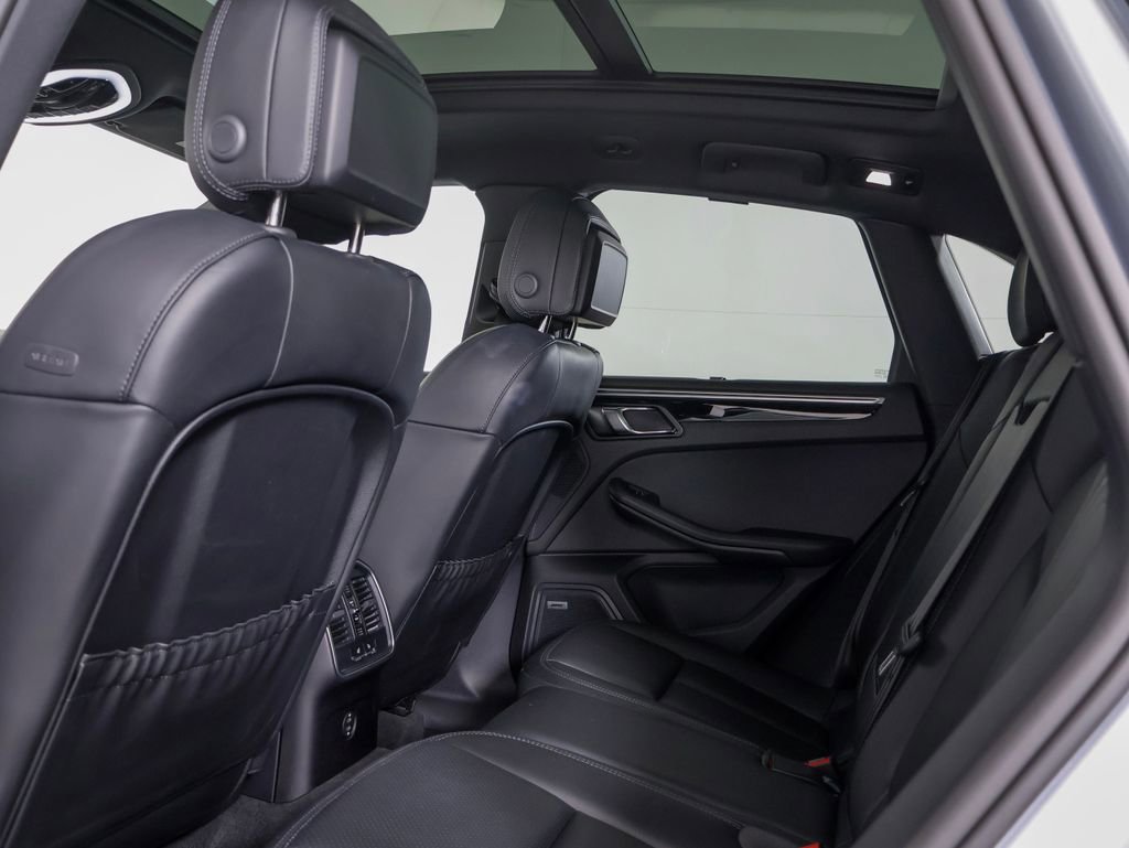 Certified 2024 Porsche Macan w/ Premium Plus Package image 13