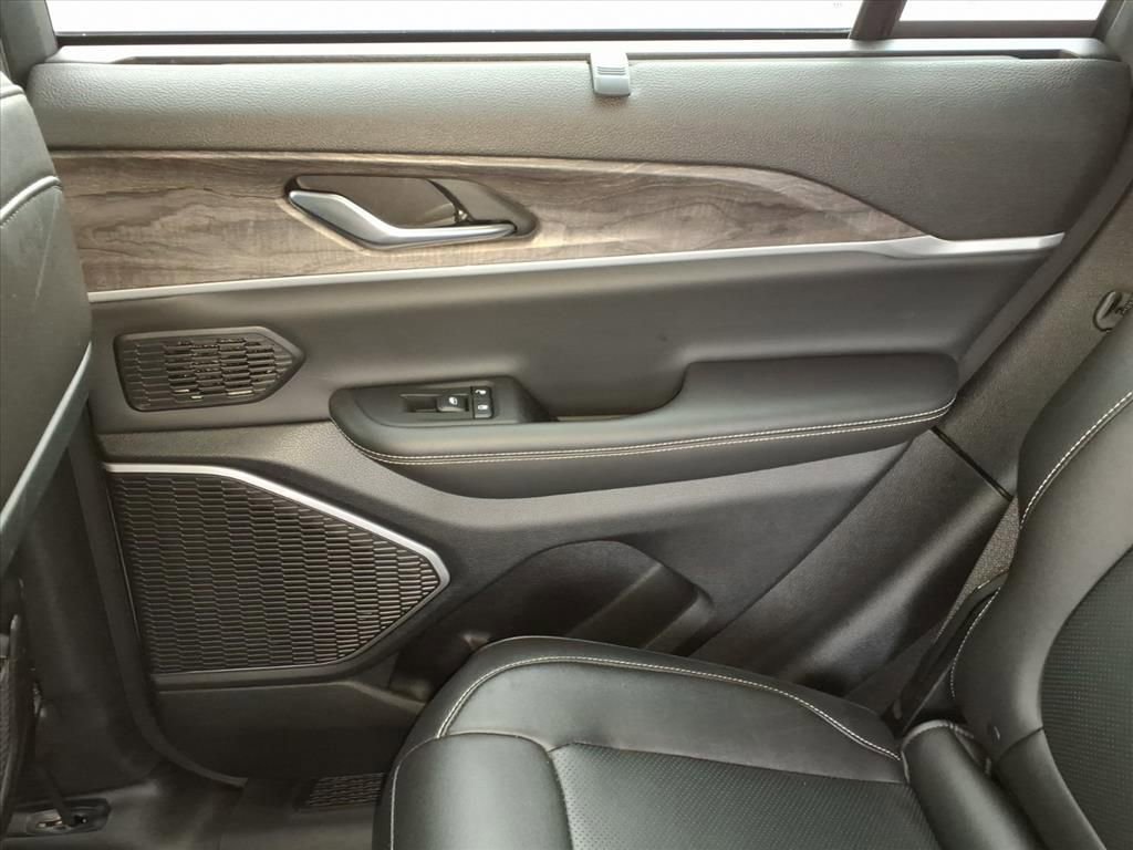Used 2023 Jeep Grand Cherokee Altitude image 31