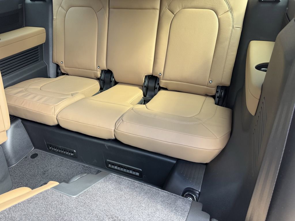 New 2026 Land Rover Defender 130 X-Dynamic SE image 13