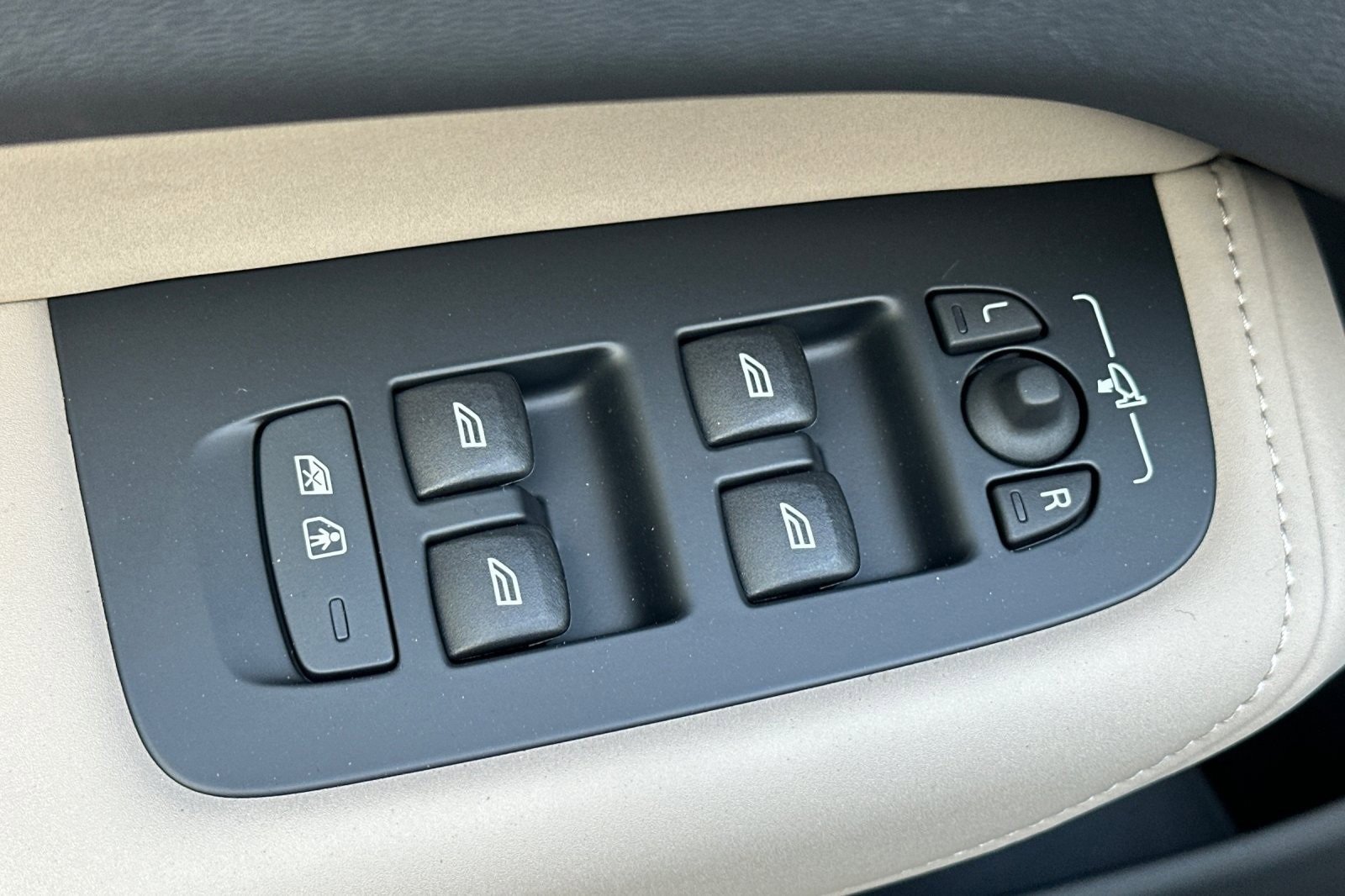 New 2026 Volvo XC60 T8 Plus w/ Climate Package image 15