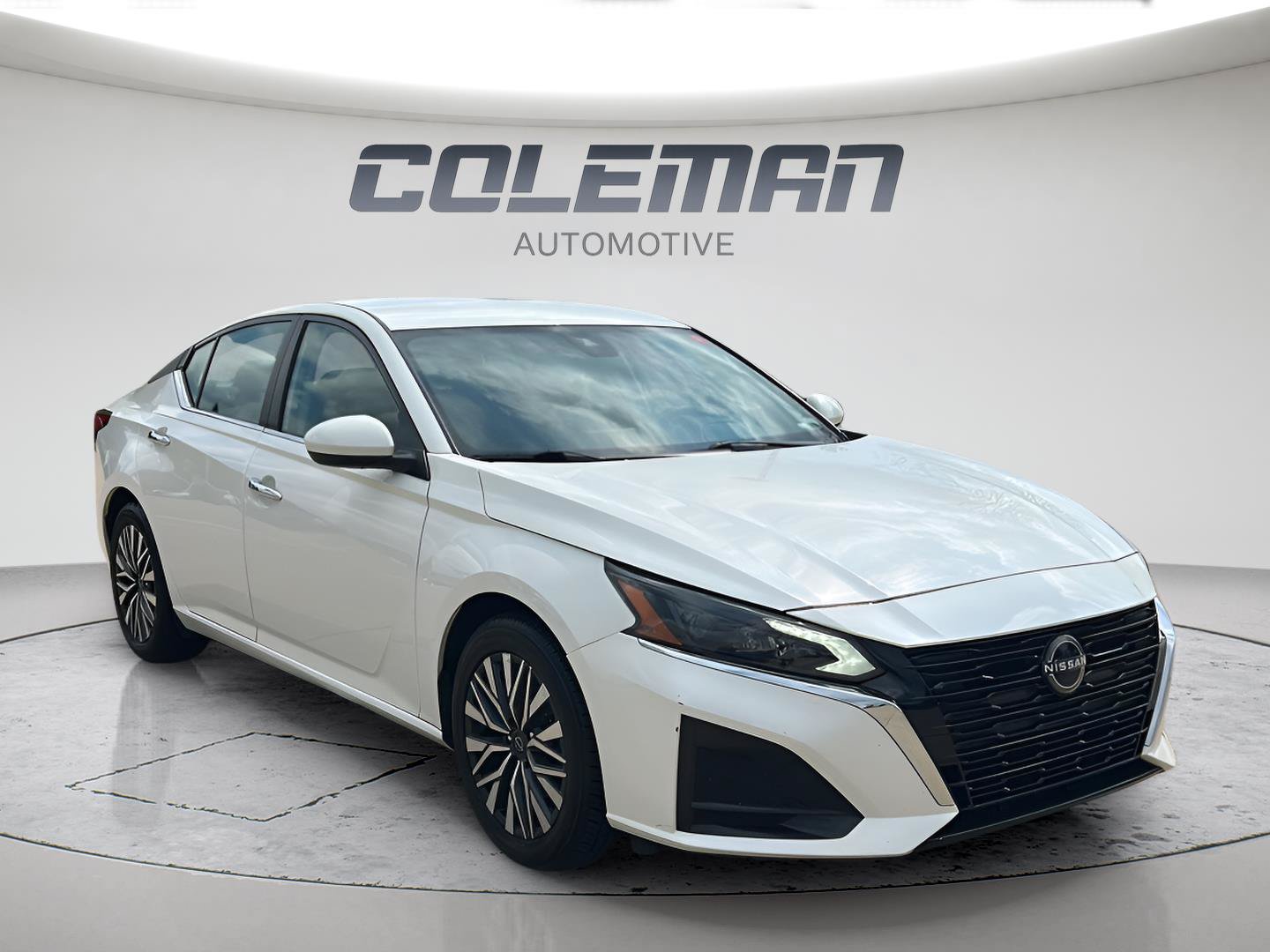 Used 2024 Nissan Altima 2.5 SV FWD image 2