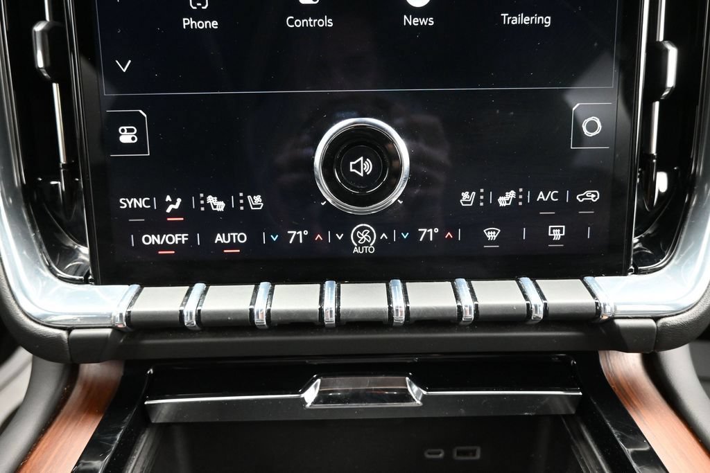 Used 2025 GMC Yukon XL Denali AWD/4WD image 19