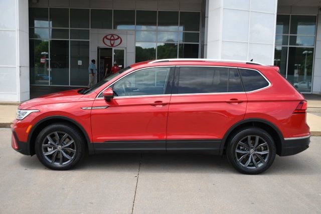 Used 2023 Volkswagen Tiguan SE FWD image 2