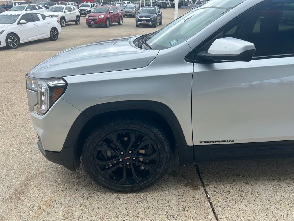 Used 2022 GMC Terrain SLE w/ Driver Convenience Package FWD image 2