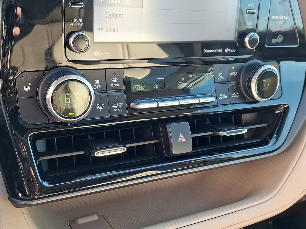 Used 2022 Toyota Highlander XLE image 15