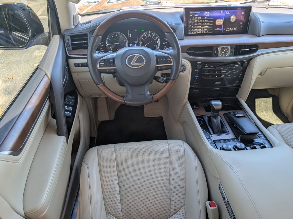 Used 2021 Lexus LX 570 4WD w/ Luxury Package image 9