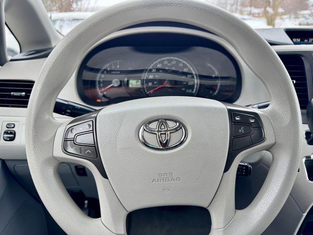 Used 2014 Toyota Sienna LE image 28
