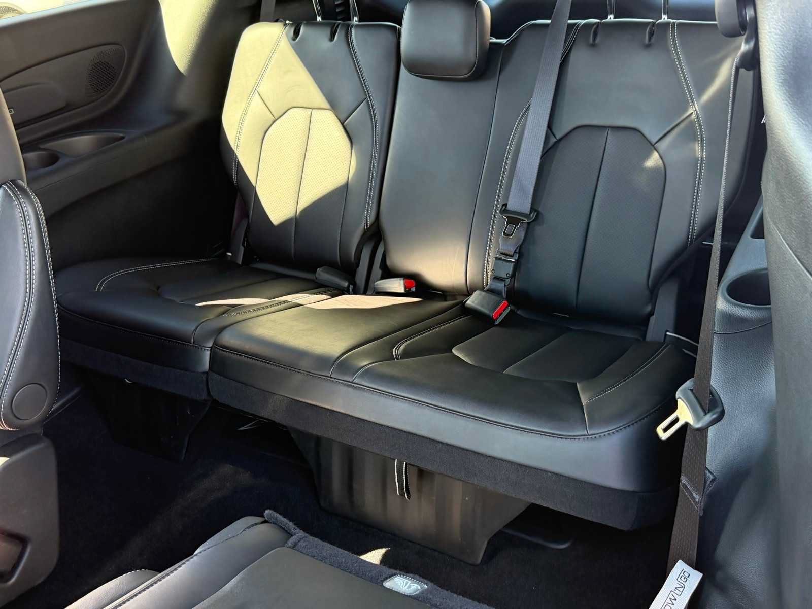 Used 2027 Chrysler Pacifica Select w/ Family Tech Group FWD image 25