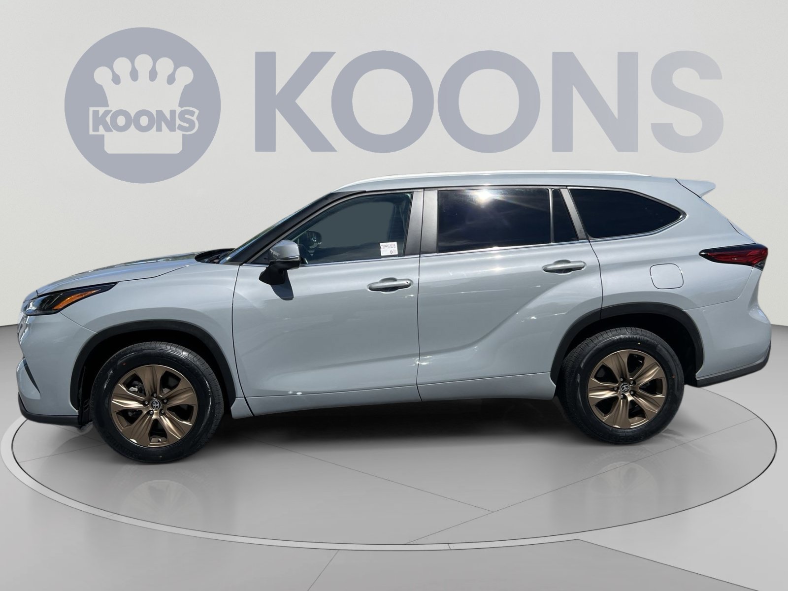 Used 2023 Toyota Highlander Bronze Edition FWD image 2