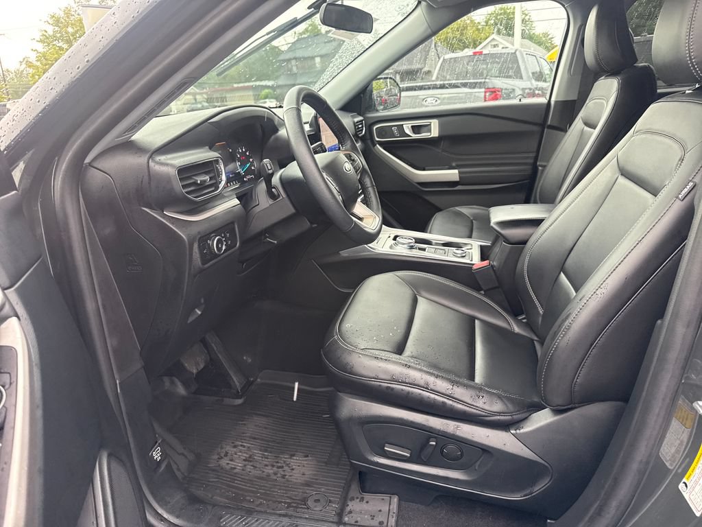 Used 2024 Ford Explorer XLT w/ Equipment Group 202A AWD/4WD image 27